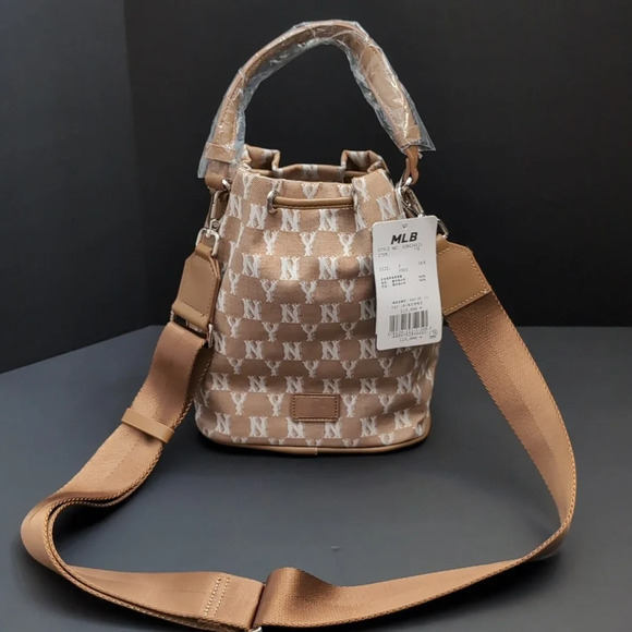 NWT,MLB New York Yankees Tan Jacquard Drawstring Monogramed Crossbody  Bag. - Picture 3 of 12